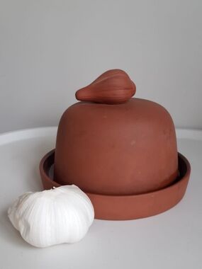 Terracotta Garlic Keeper with Lid - Rust Brown